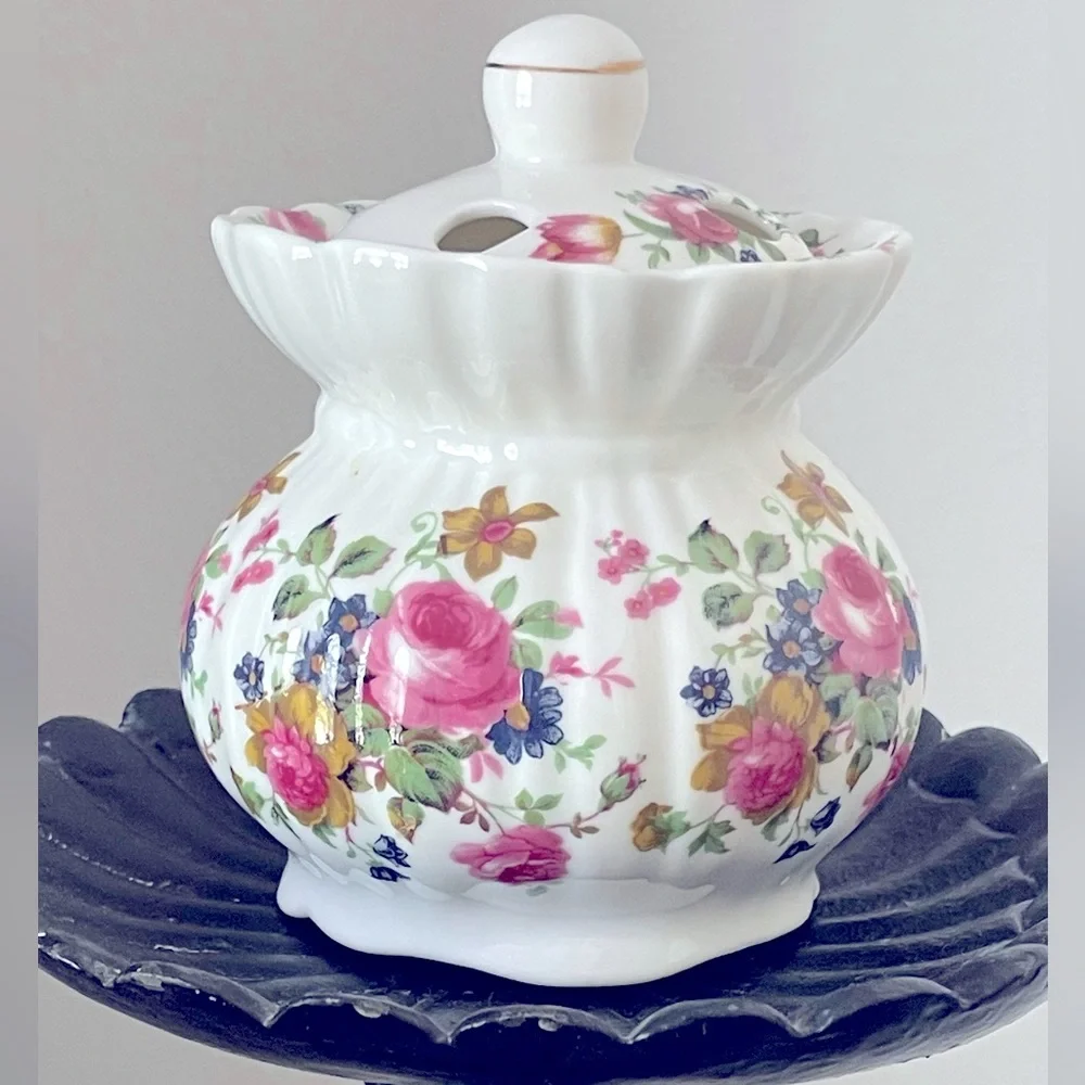 Rare Vintage~ DALIN~Fine Bone China/Porcelain Scallop Trinket Box/ Dish